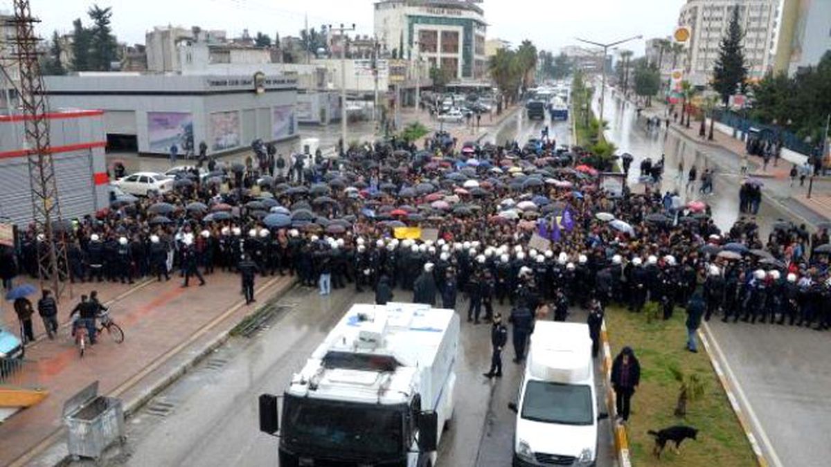 Mersin\'de 3 Bin Kişi Özgecan Cinayetini Protesto Etti