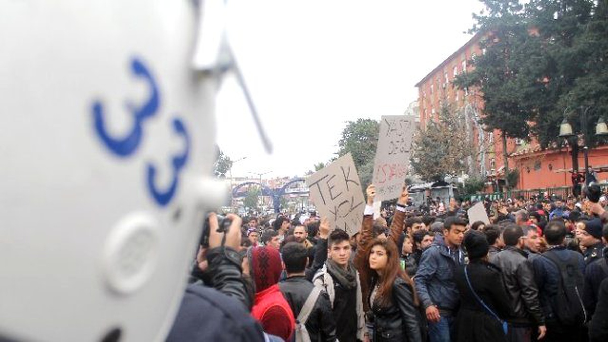 Mersin\'de Yüzlerce Kişi Yağmurlu Havada Özgecan İçin Yürüdü