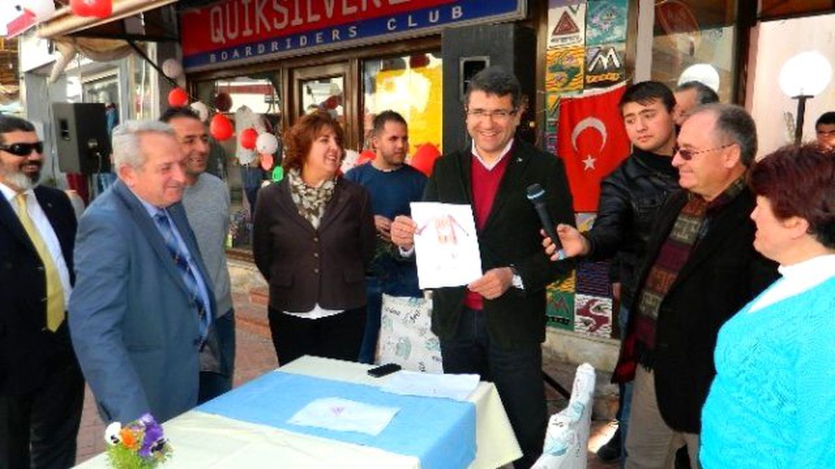 MHP Bodrum İlçe Başkanı Tosun, Turgutreis\'teki Sevgi Panayırını Dolaştı