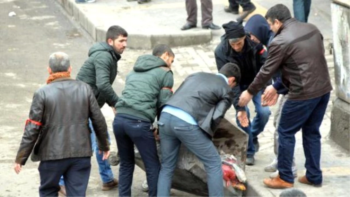 Öcalan\'ın Yakalanışını Diyarbakır\'da 25 Bin Kişi Protesto Etti