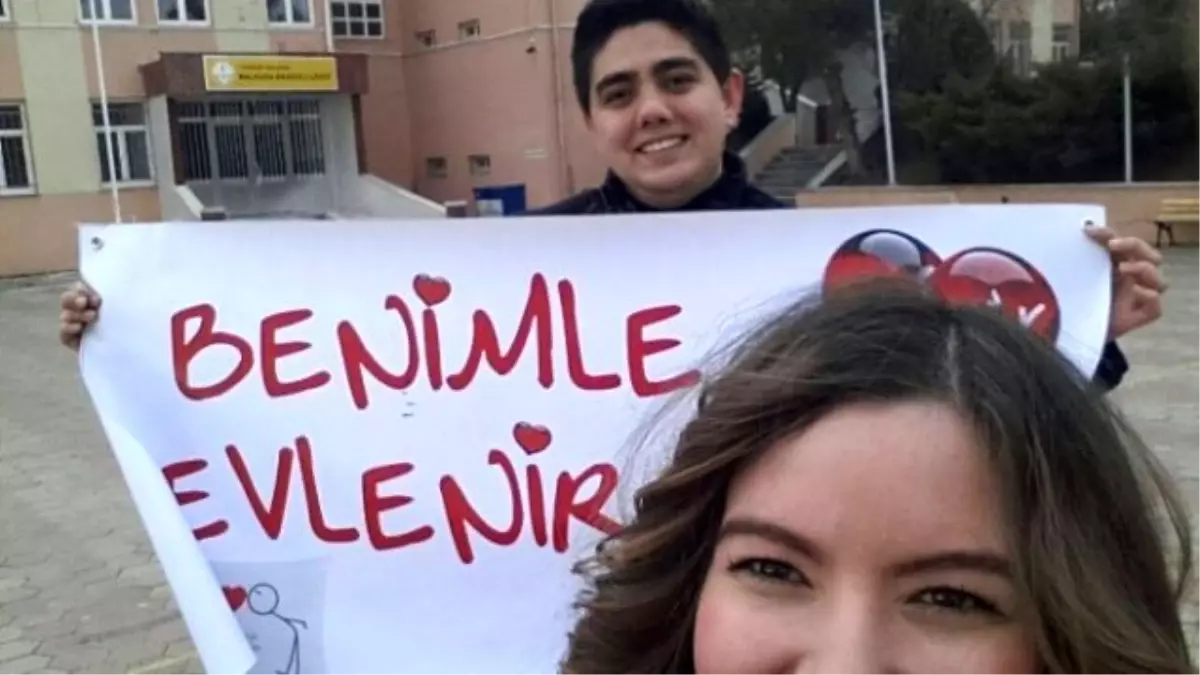 Sevgililer Günü\'nde Pankartlı Evlenme Teklifi