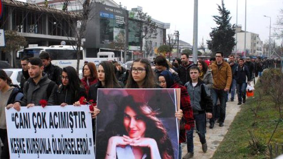 Özgecan İçin Dereye Karanfil Attılar
