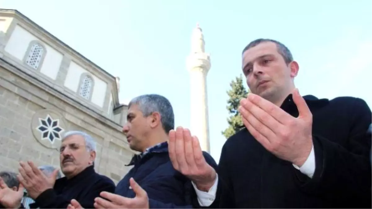 Özgecan ve ABD Öldürülen 3 Müslüman Genç İçin Gıyabi Cenaze Namazı