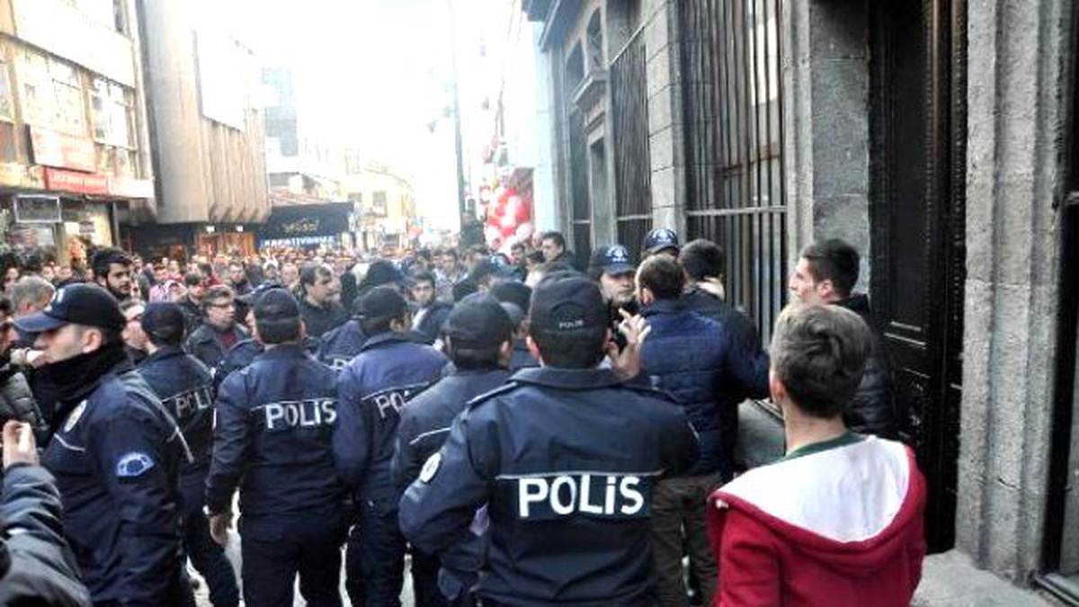Protestocu Kadınlara "Özgecan\'a İyi Yapmışlar" Diyene Gözaltı