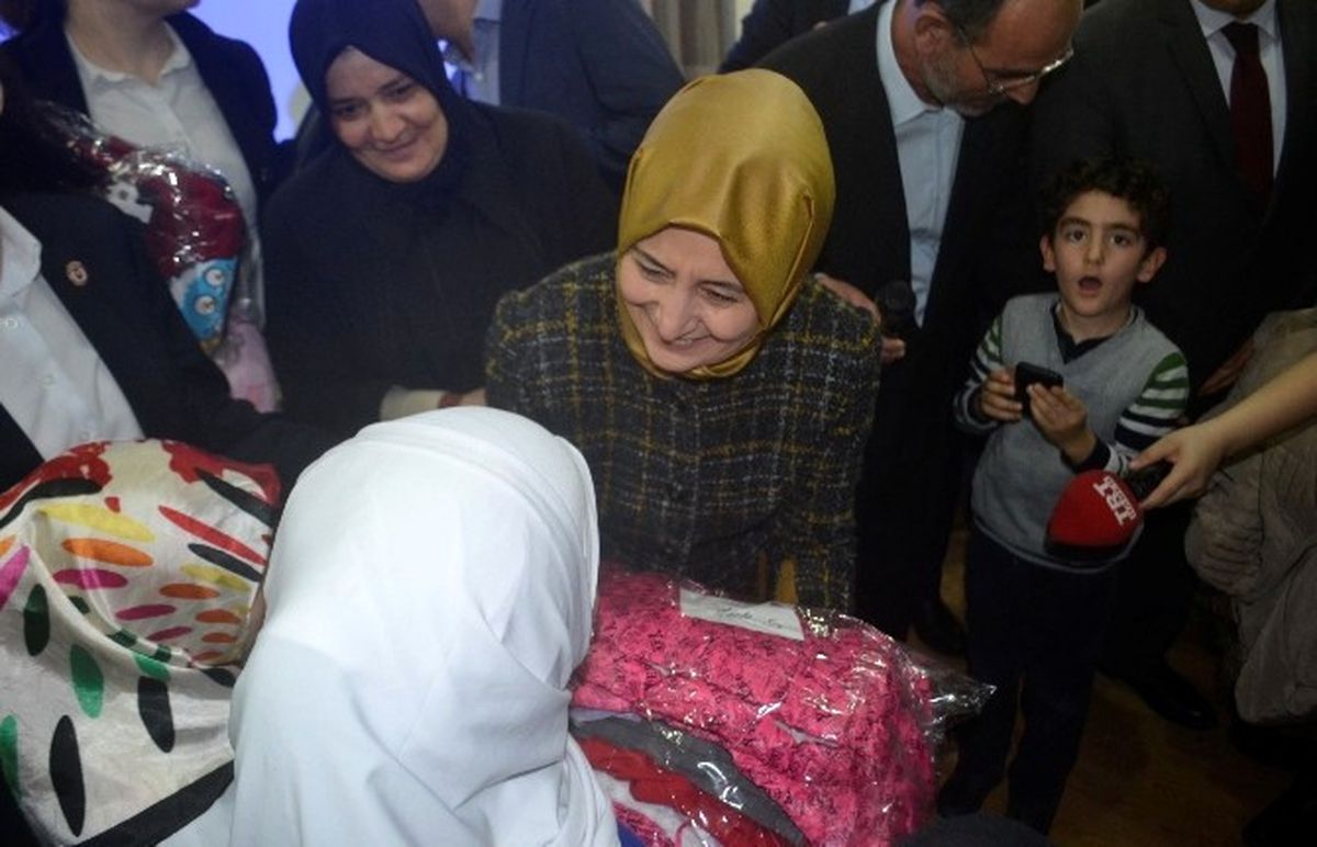Sare Davutoğlu Suriyeli Çocuklara Hediye Dağıttı