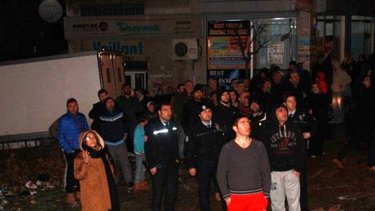Şişli\'de Çıkan Yangın Mahalleliyi Sokağa Döktü