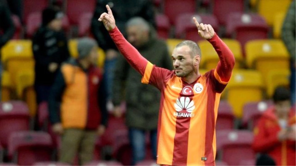 Sneijder Hagi\'yi Yakalıyor