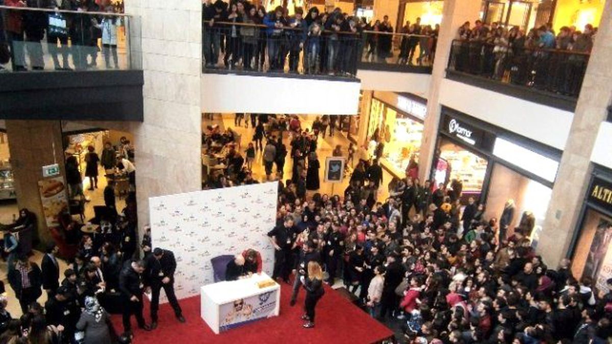 Soner Sarıkabadayı, Forum Trabzon\'da Romantizm Fırtınası Estirdi