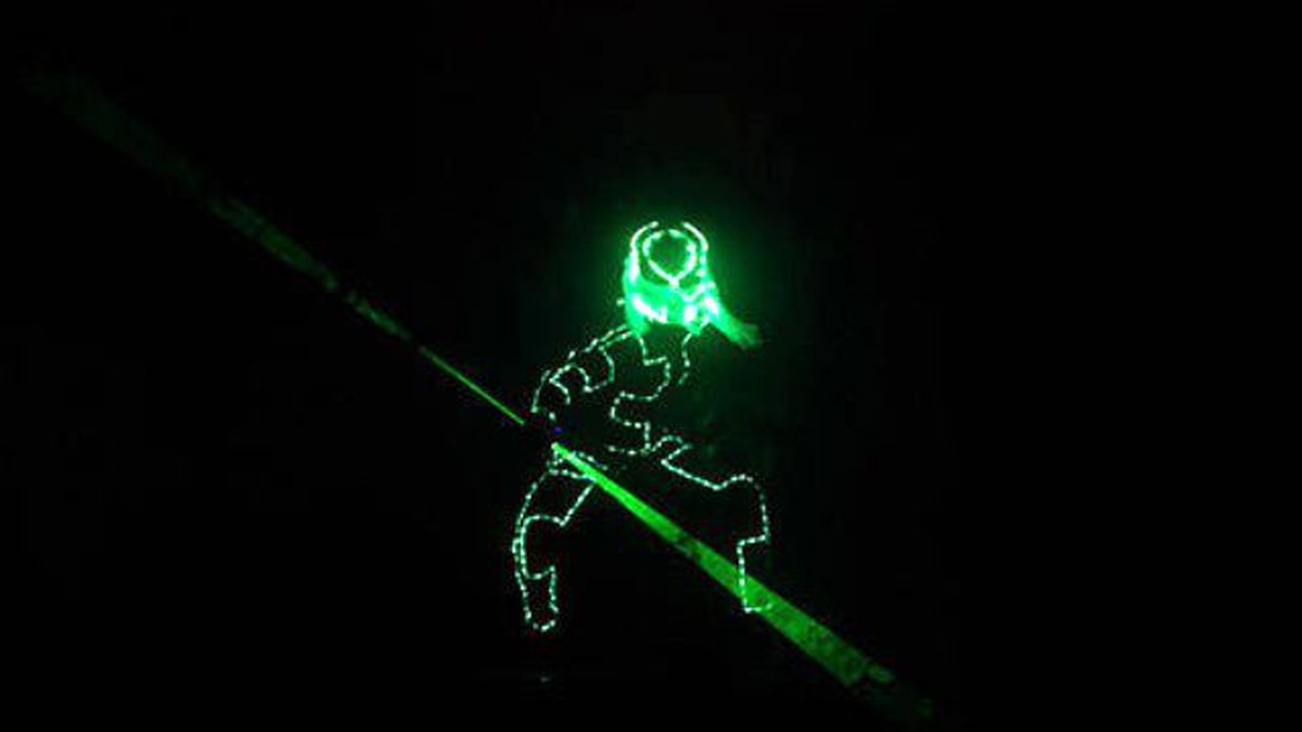 Soul Of The Mask Laser Man\'in 2.tur Performansı