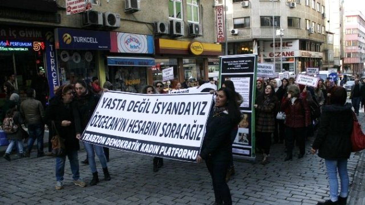 Trabzon\'da Kadınlar Özgecan İçin Yürüdü