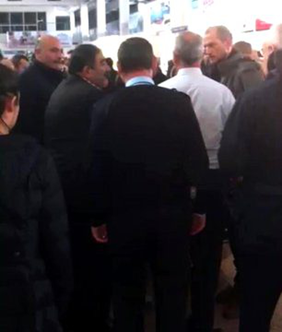 Uçak Arıza Yaptı Yolcular Havaalanında Perişan Oldu