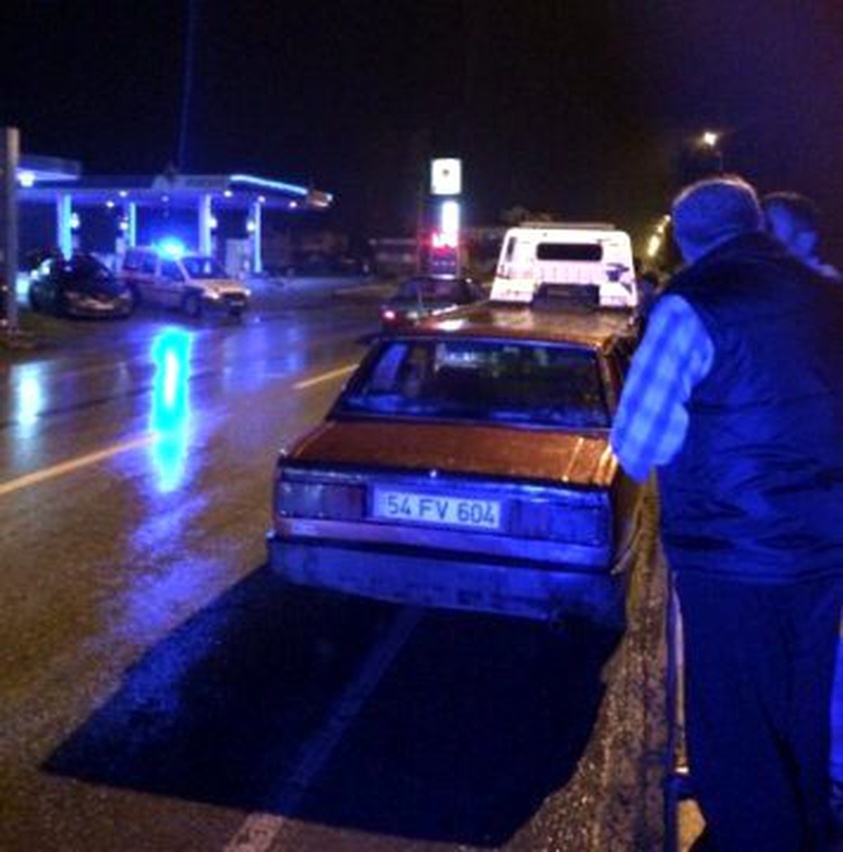 Uygulama Yapan Polis Aracını Bağlamak İsteyince Sinir Krizi Geçirdi