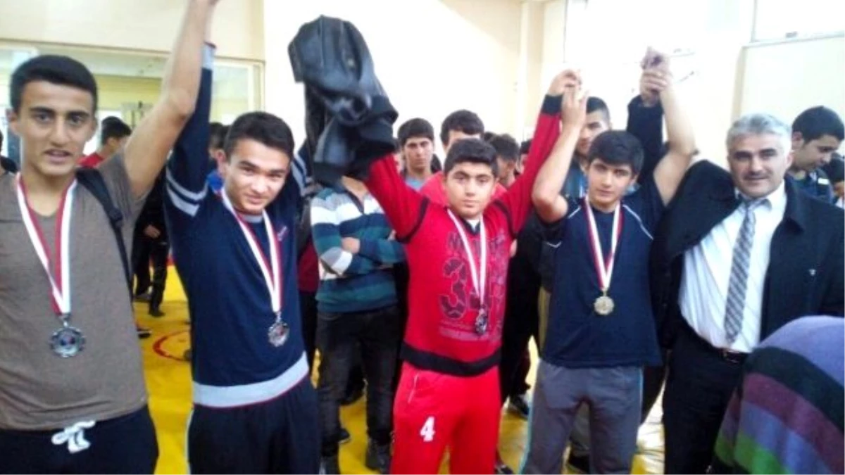 Adana\'da Okullarası Gençler Grekoromen Güreş İl Birinciliği