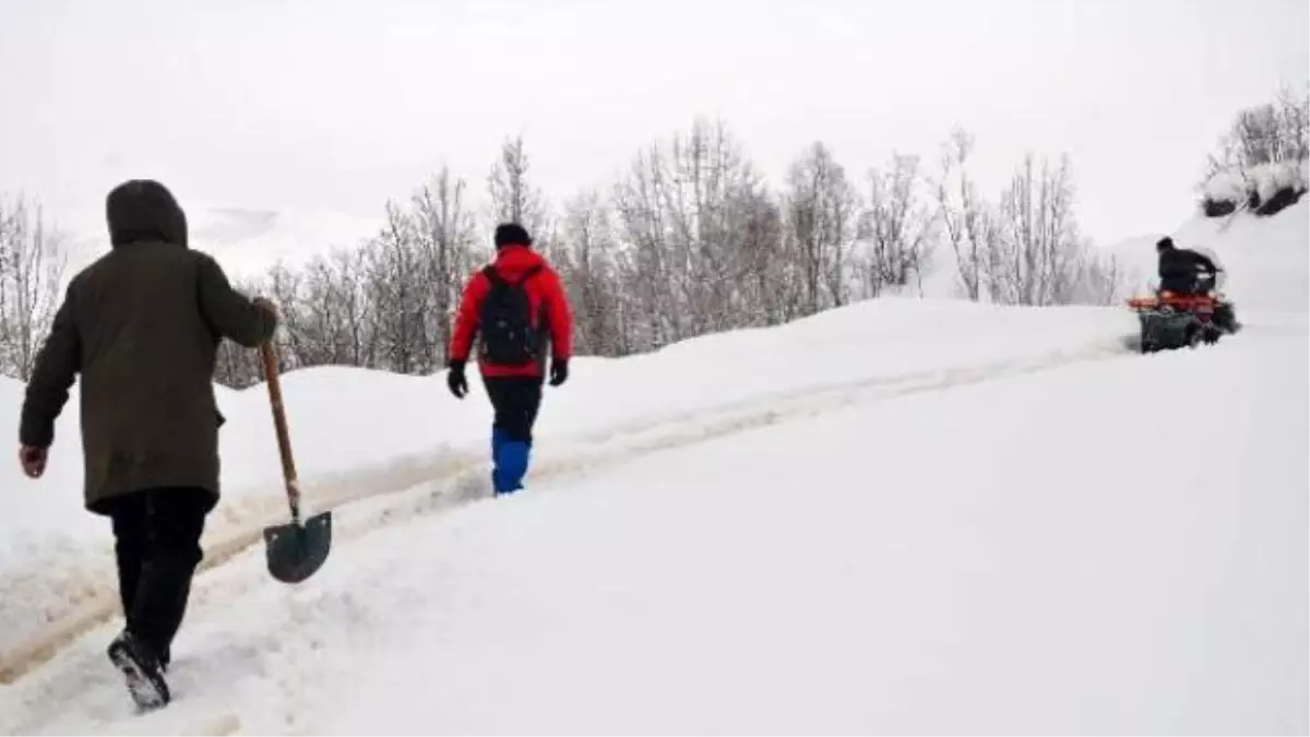 Afad Ekibi, Operatörü Dozere Kar Motosikletiyle Götürdü