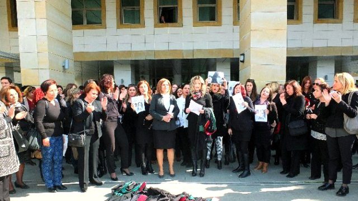 Antalyalı Avukatlar Özgecan İçin Cübbelerini Çıkardı