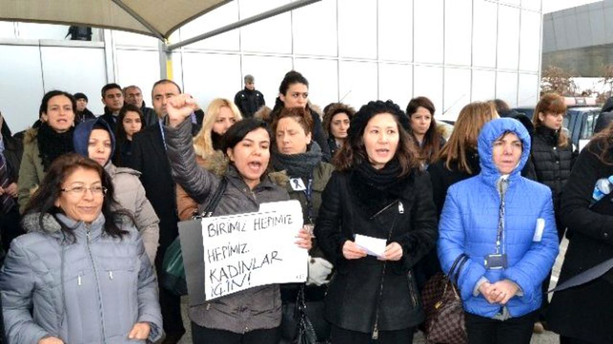 Atatürk Havalimanı\'nda Özgecan Protestosu