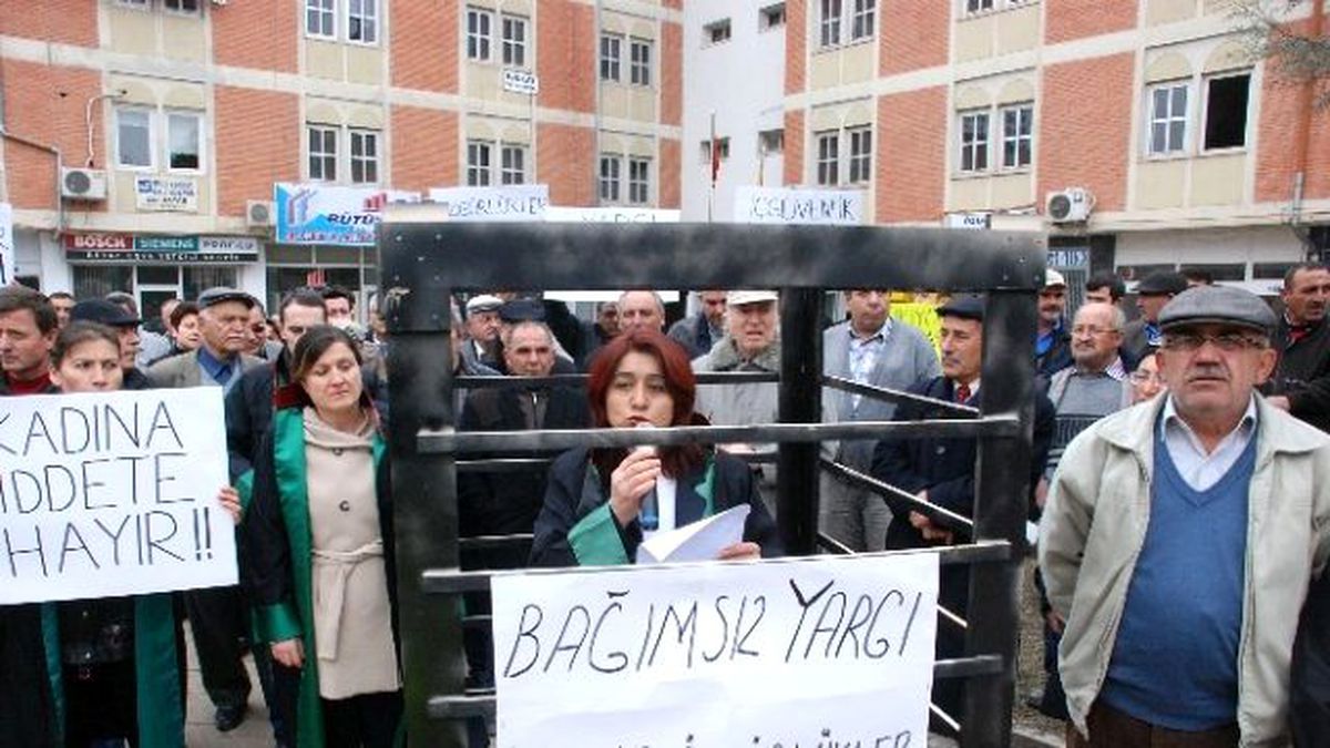 Avukatlardan Kafesli Eylem