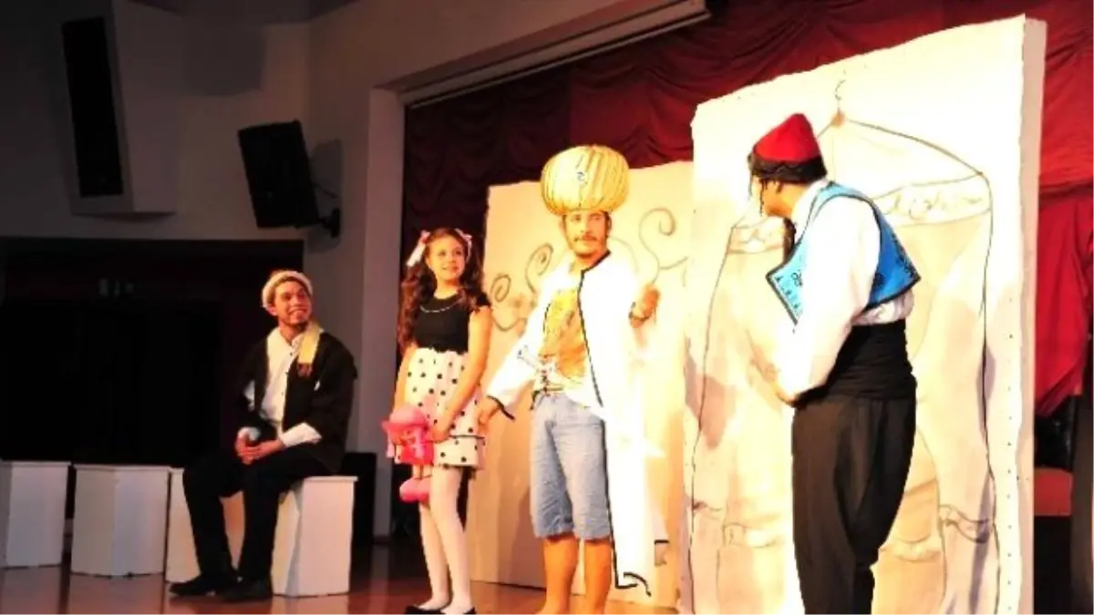 Balçova Gençlik Tiyatrosu\'ndan Soyut Padişah