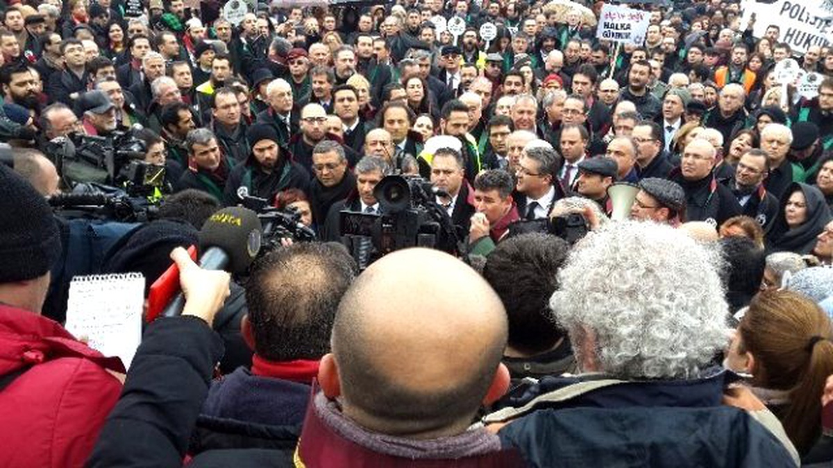 Barolar Meclis Önünde İç Güvenlik Paketini Protesto Etti