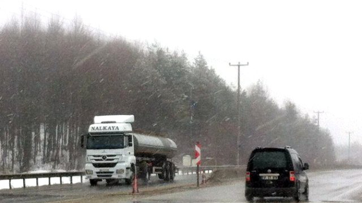 Bolu Dağı\'nda Kar Yağışı ve Sis Etkili Oluyor