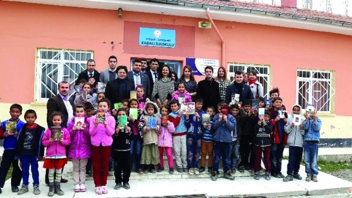 Bozok Üniversitesi\'nden Köy Okuluna Kitap Bağışı