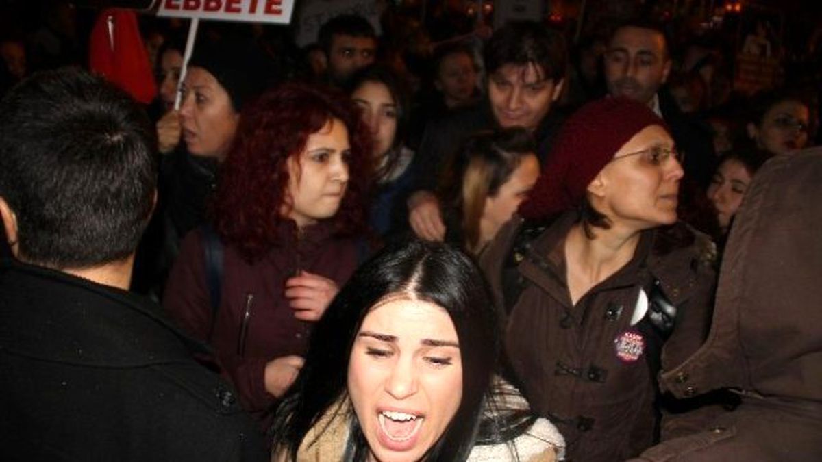 Bursa\'da 5 Bin Kişi Özgecan İçin Yürüdü