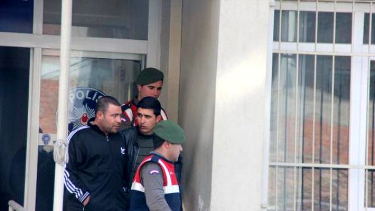Çalıştığı Fabrikadan Arkadaşlarıyla Hırsızlık Yaparken Yakalandı