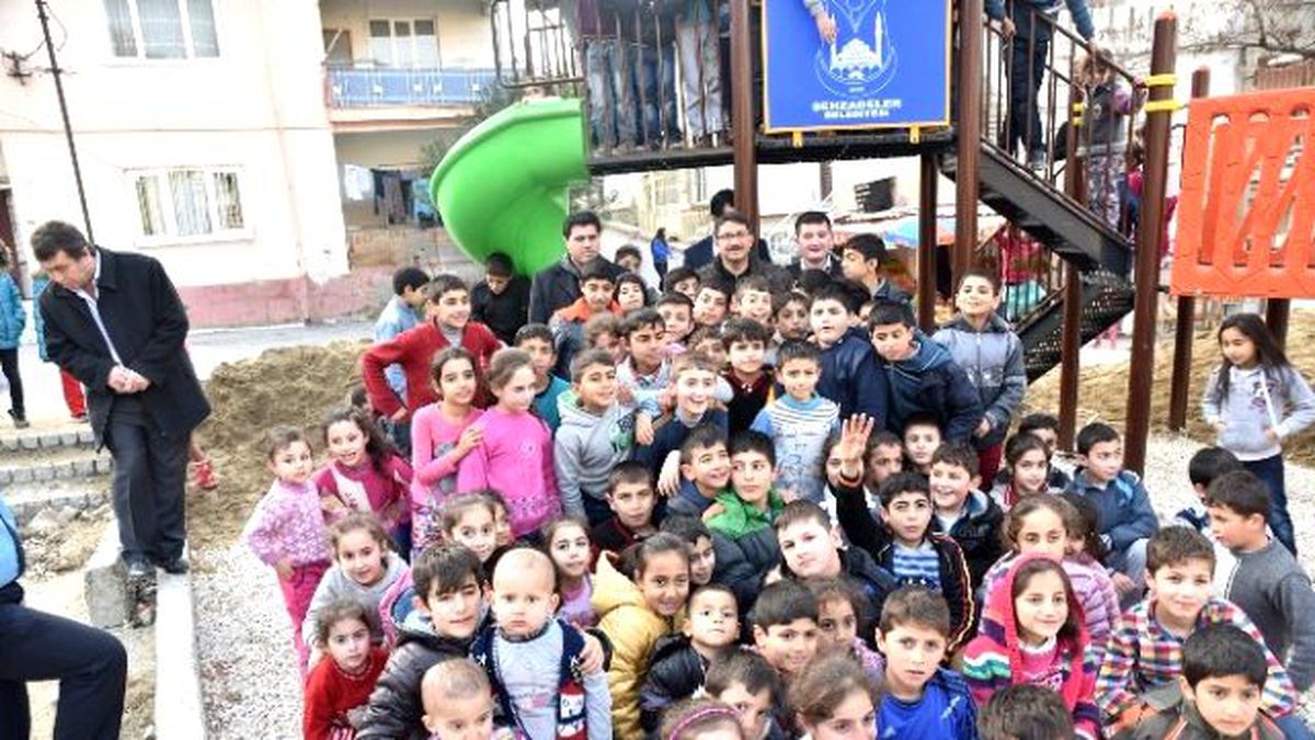 Çocuklardan Başkan Çelik\'e Sevgi Seli