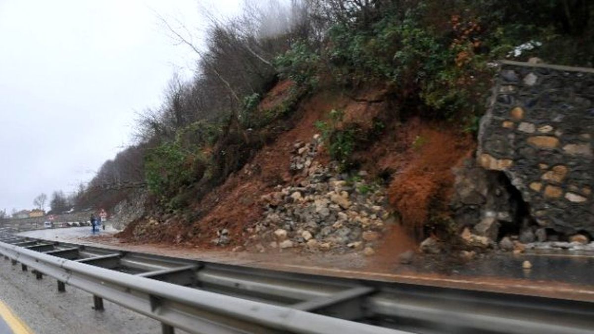 Düzce-Akçakoca Karayolunda Heyelan