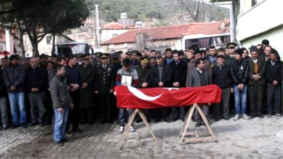 İntihar Eden Erin Cenazesi Bergama\'da Toprağa Verildi