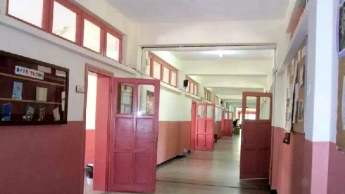 Erenköy Kız Lisesi\'nde Protesto Eylemi