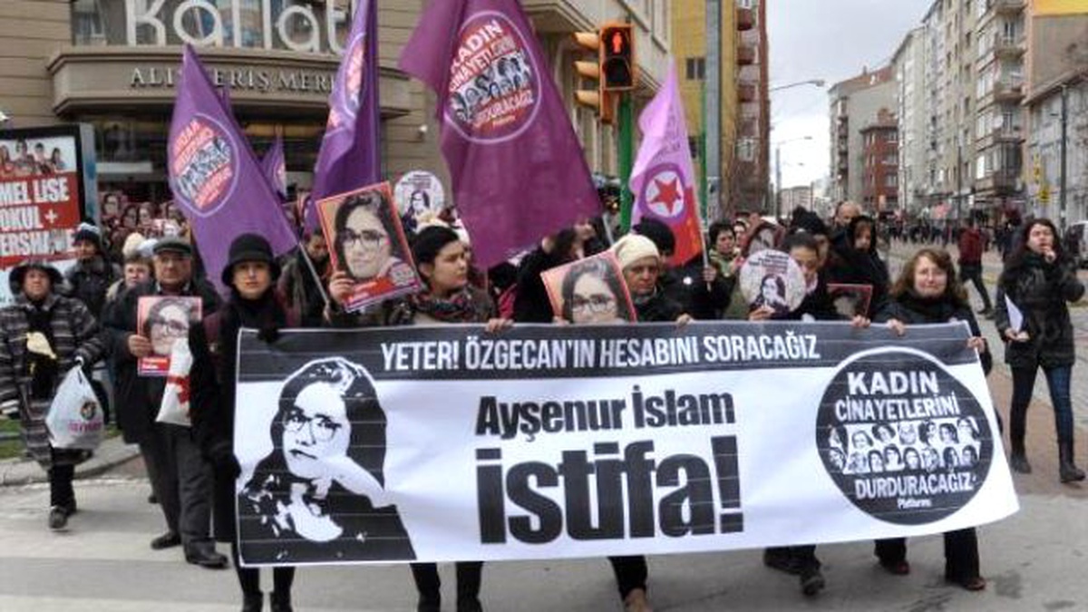 Eskişehir\'de 200 Kadın, Özgecan İçin Yürüdü