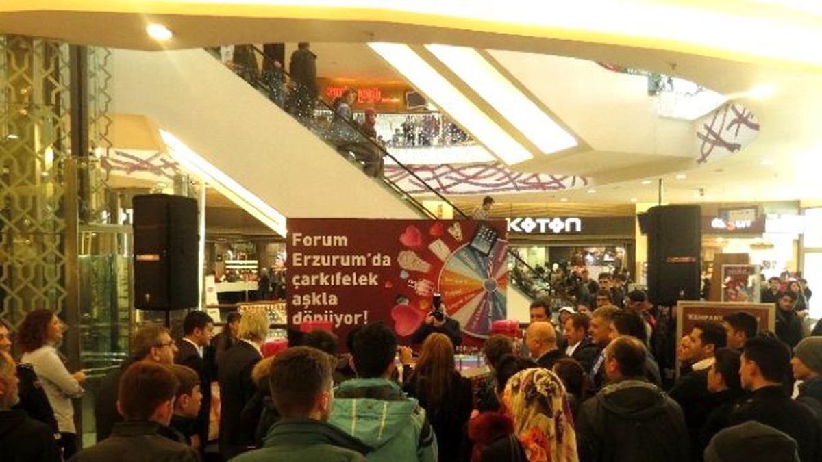 Forum Erzurum\'da Çarkıfelek Döndü, 2 Bin Kişi Anında Hediye Kazandı