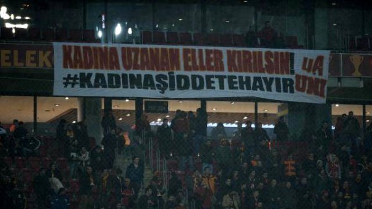 Galatasaray Tribünlerinde Özgecan İçin Protesto