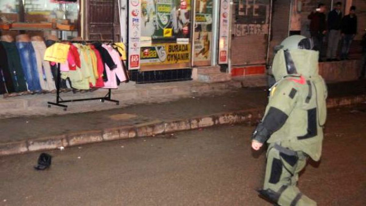 Gaziantep\'te Ağaçtaki El Çantasında Bomba Paniği