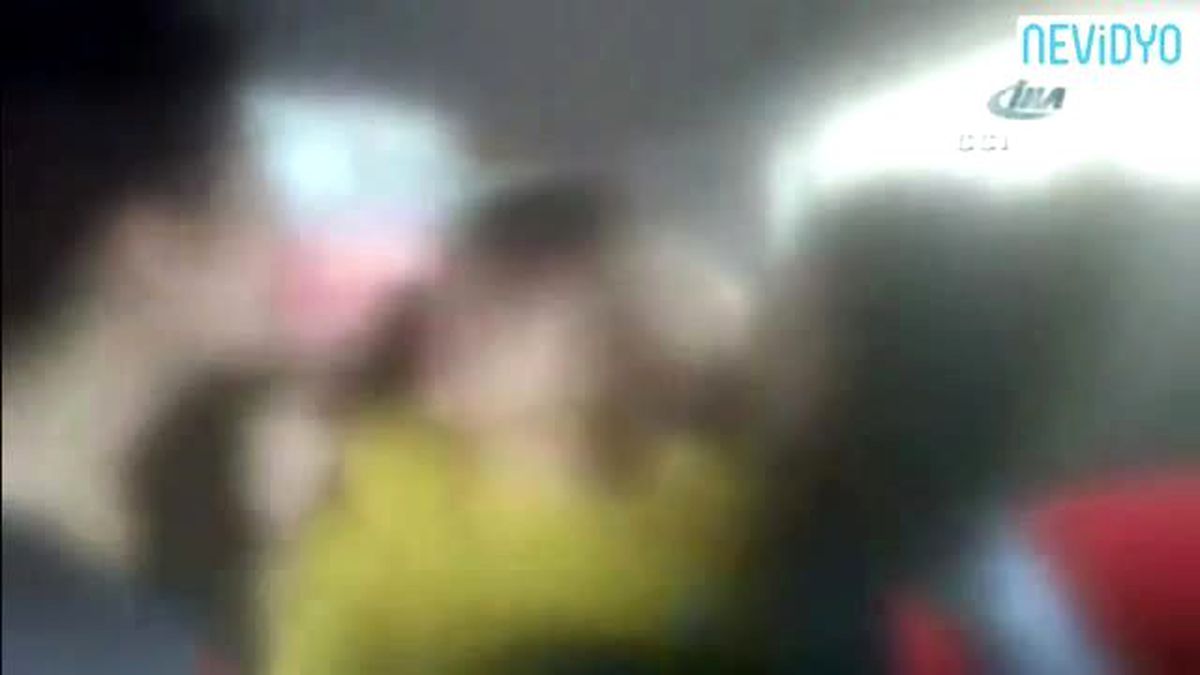 Genç Kızı Taksiye Bindirip Dövdüler