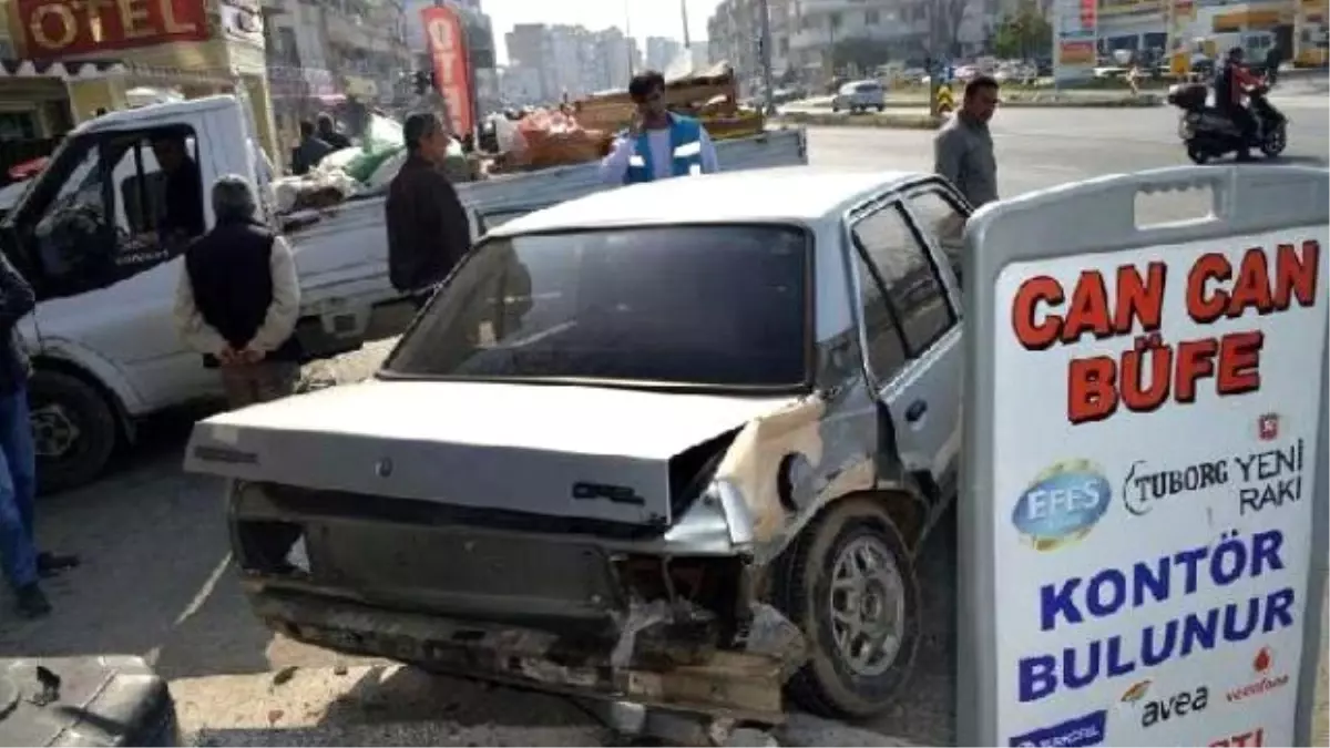 Hasta Taşıyan Ambulans Kavşakta Otomobile Çarptı