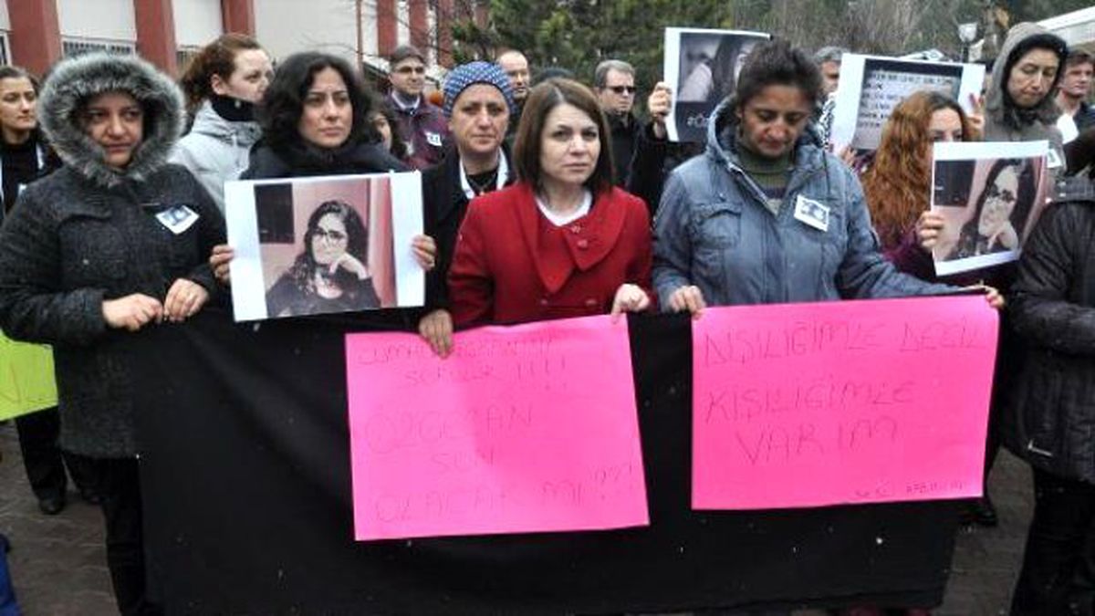 Hastane Çalışanlarından \'Özgecan Aslan\' Protestosu