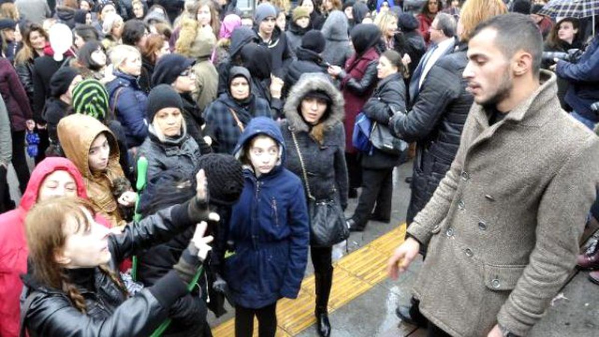 Heyecandan Sözlerini Karıştırınca, Protesto Eden Kadınlar Konuşturmadı