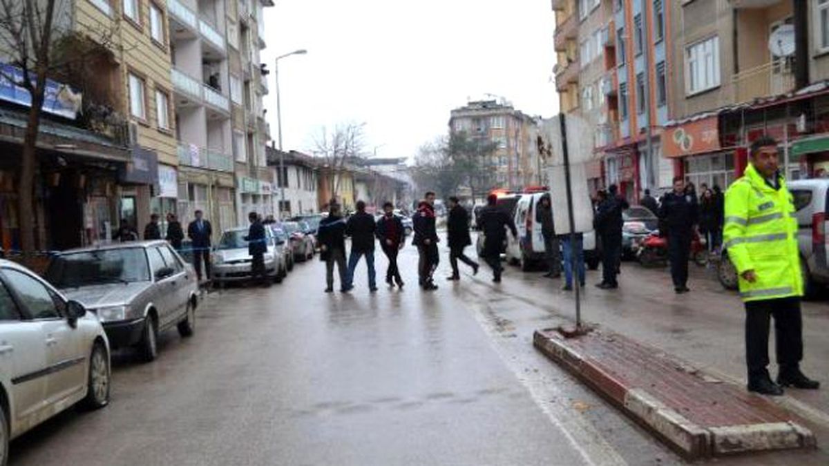 İnegöl\'de Restoran Sahibi ile Korumaları Arasında Silahlı Kavga: 3 Yaralı