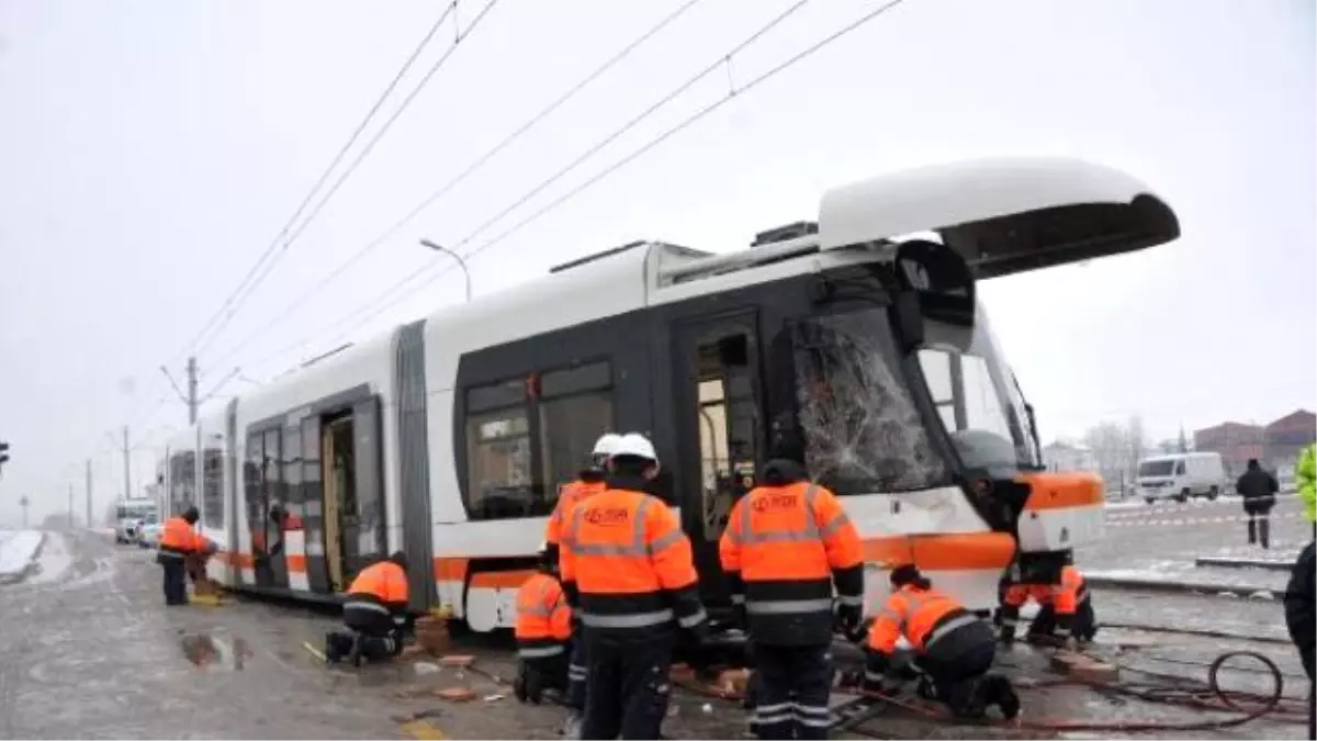 İşçi Servis Midibüsü Tramvaya Çarptı: 6 Yaralı