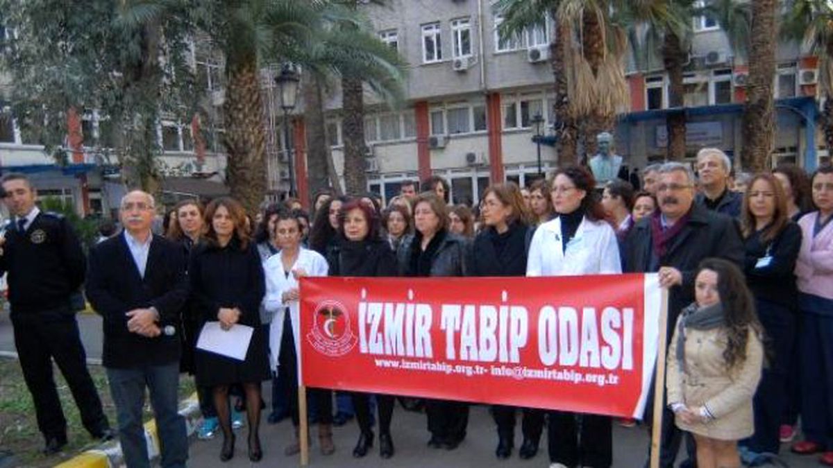 İzmir\'de, Beyaz Önlüklülerden Özgecan Tepkisi