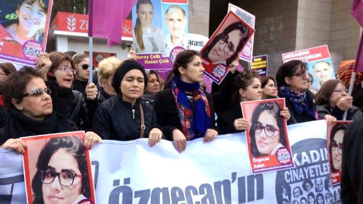 İzmirli Kadınlar Özgecan İçin Ayakta