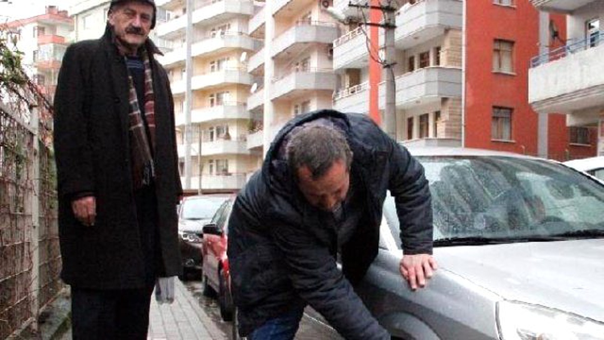 İzmit\'te 20\'ye Yakın Aracın Lastikleri Kesilerek Patlatıldı