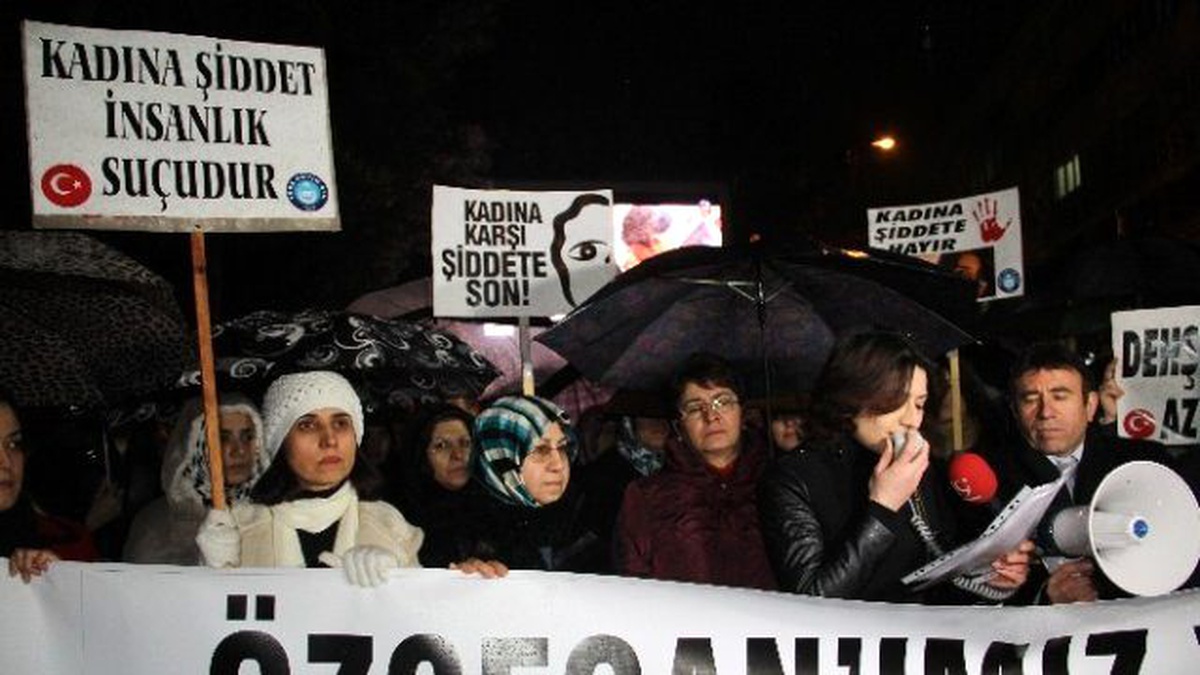 Kadınlardan Yağmur Altında Özgecan İçin Yürüyüş
