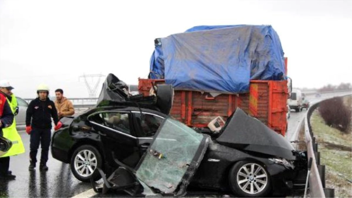 Kaza Yapana Yardım İçin Duran Kamyona Otomobil Çarptı: 2 Ölü, 1 Yaralı