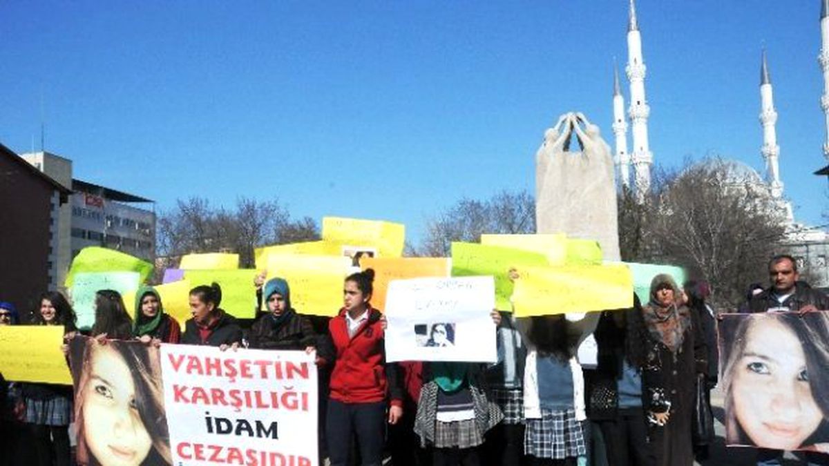 Kız Öğrenciler Özgecan\'ın Öldürülmesini Protesto Etti