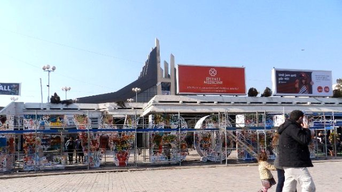 Kosova\'daki Newborn Heykeli Farklı Renklerle Boyandı