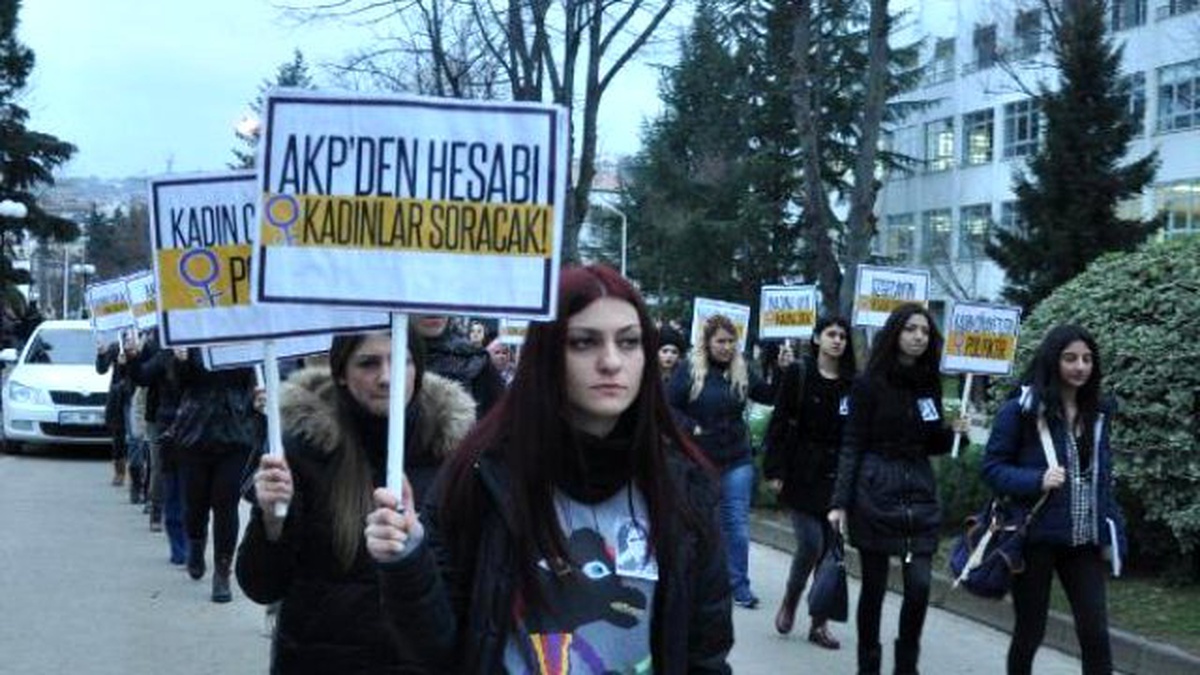 Ktü\'de Kız Öğrenciler Özgecan İçin Yürüdü