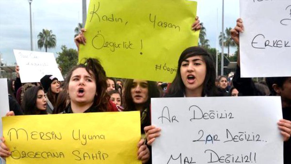 Mersin\'de Öğrenciler Okuldan Önce Özgecan Cinayetini Protesto Etti